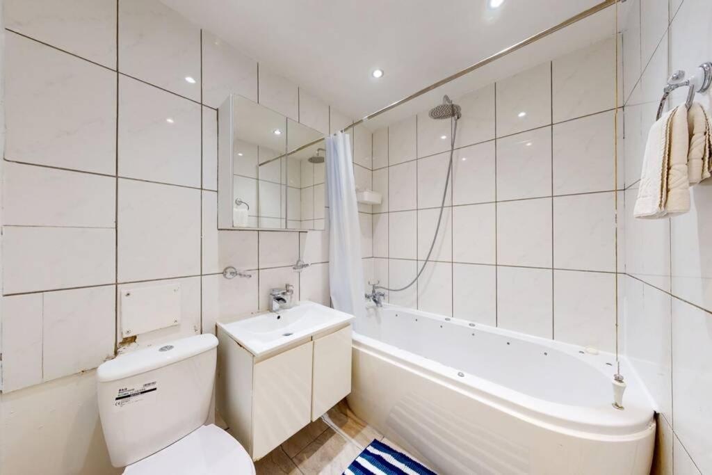 Super 2 Bed House With Privategarden ลอนดอน ภายนอก รูปภาพ